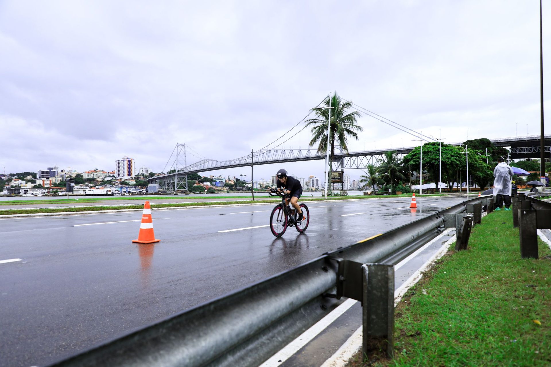 Ponte Hercílio Luz em Florianópolis, voos de São Paulo para Florianópolis na Sorasky